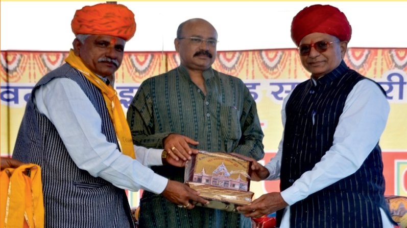 Honouring the chairman of the Matikala Board