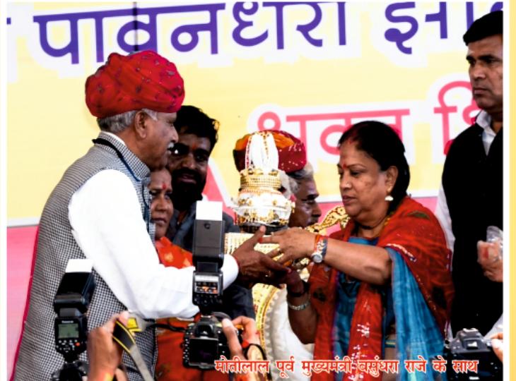 Presenting a memento to Vasundhara Raje